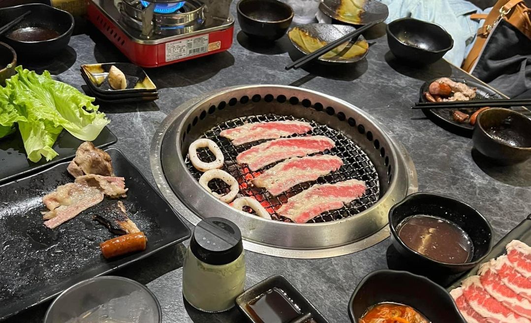 ▲近年來吃到飽燒烤店受到大眾歡迎，品牌、店家越來越多元，但有民眾慘遇極差體驗「最後半小時根本沒辦法吃」。（圖／《爆廢公社公開版》）