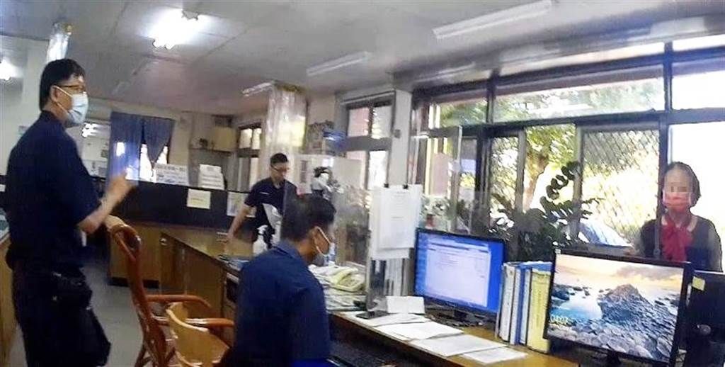 ▲一名賴姓婦人接到自稱是郵局行員的來電，懷疑是詐騙，到臨近派出所向警方求證。（圖／翻攝畫面）