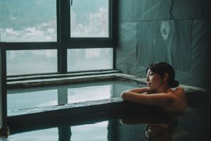 台北溫泉季將在新北投區熱鬧登場,北投老爺酒店、日勝生加賀屋紛紛祭出預告供民眾參考,就怕你不來搶! ▲1萬2千多名網友一致激推「北投溫泉」,認為不僅僅是獨特的硫磺泉質,能有效幫助舒緩皮膚不適及肌肉痠痛,地理位置也相當方便,捷運就到得了。(圖/北投老爺酒店)