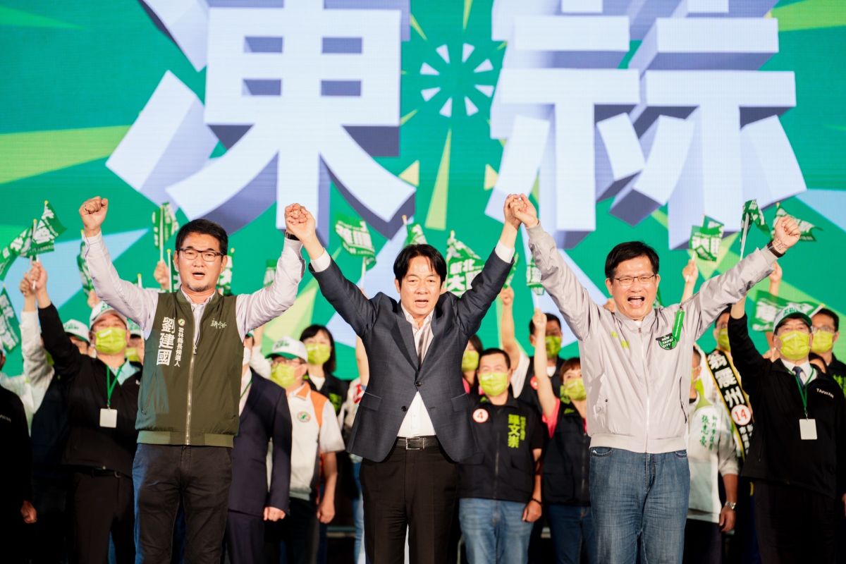 ▲賴清德在三重「旅北同鄉會」萬人造勢晚會上全力拉抬林佳龍，力戰未來可能的對手侯友宜。（圖 ／林佳龍競選總部提供）