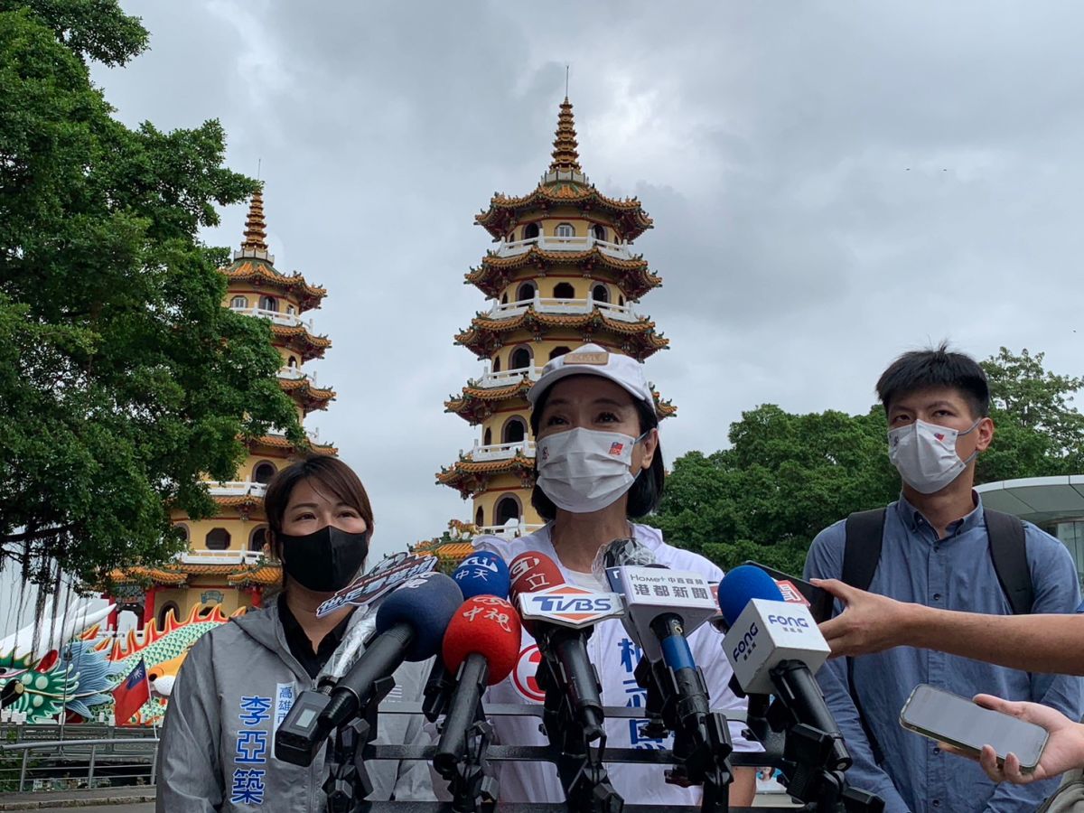▲韓國瑜說若柯志恩當選高雄市長，他會當高雄市政府的終身志工，柯志恩笑說這是韓市長的幽默。（圖／柯志恩競辦提供）