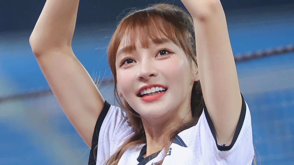 ▲林襄穿開洞內衣現身球場。（圖／翻攝自林襄臉書）