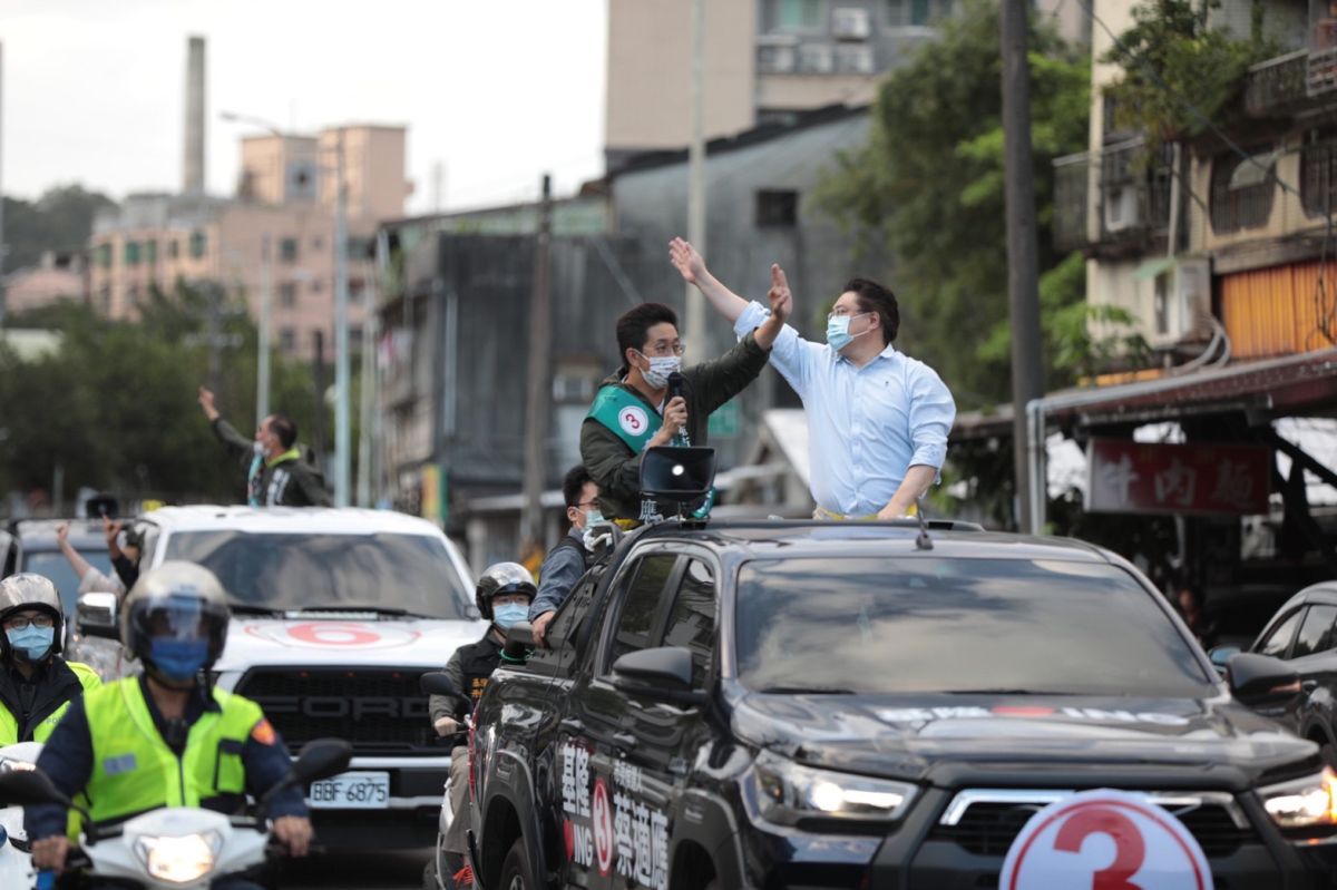 ▲林右昌近來與蔡適應一同車掃，力拚基隆市政順利交棒，延續城市光榮。（圖／蔡適應辦公室提供）