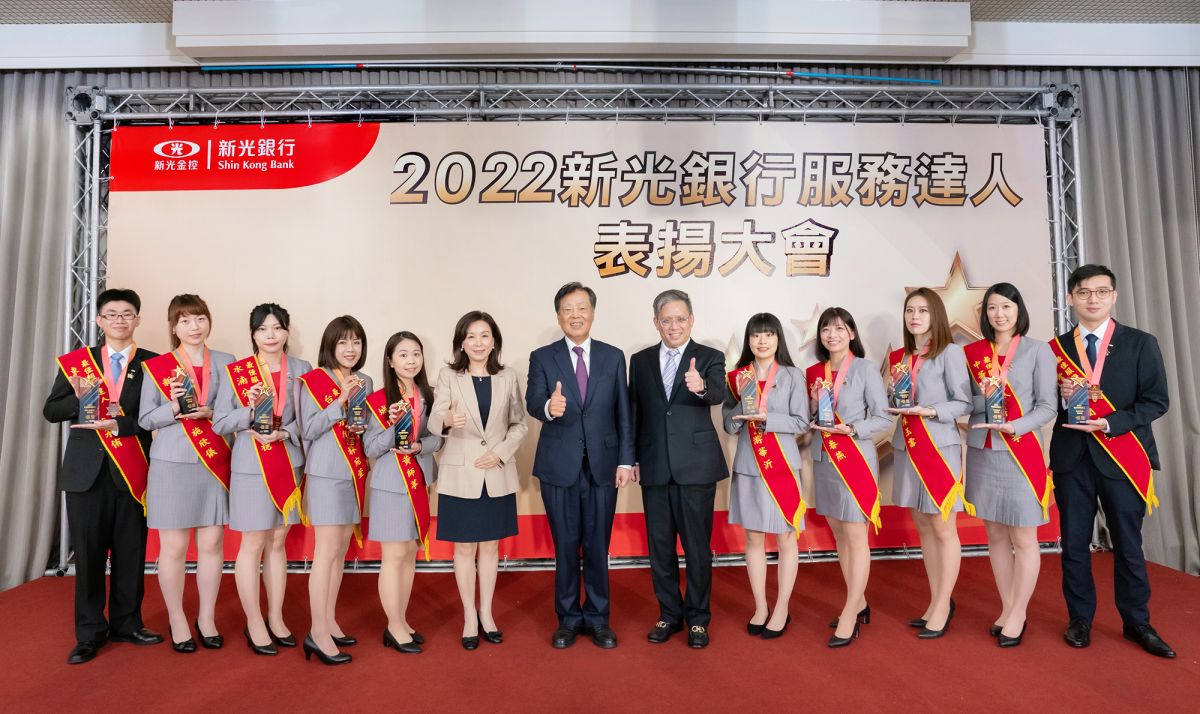 ▲由（左６起）新光銀行李紀珠副董事長、李增昌董事長、李正國總經理與2022新光銀行十大最佳服務達人合影留念。（圖／品牌提供）