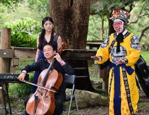 ▲大提琴音樂家張正傑(左)、鋼琴家呂冠葶(左後)與美猴王朱陸豪(右)帶來精彩的表演。(圖／記者黃守作攝，2022.10.25)