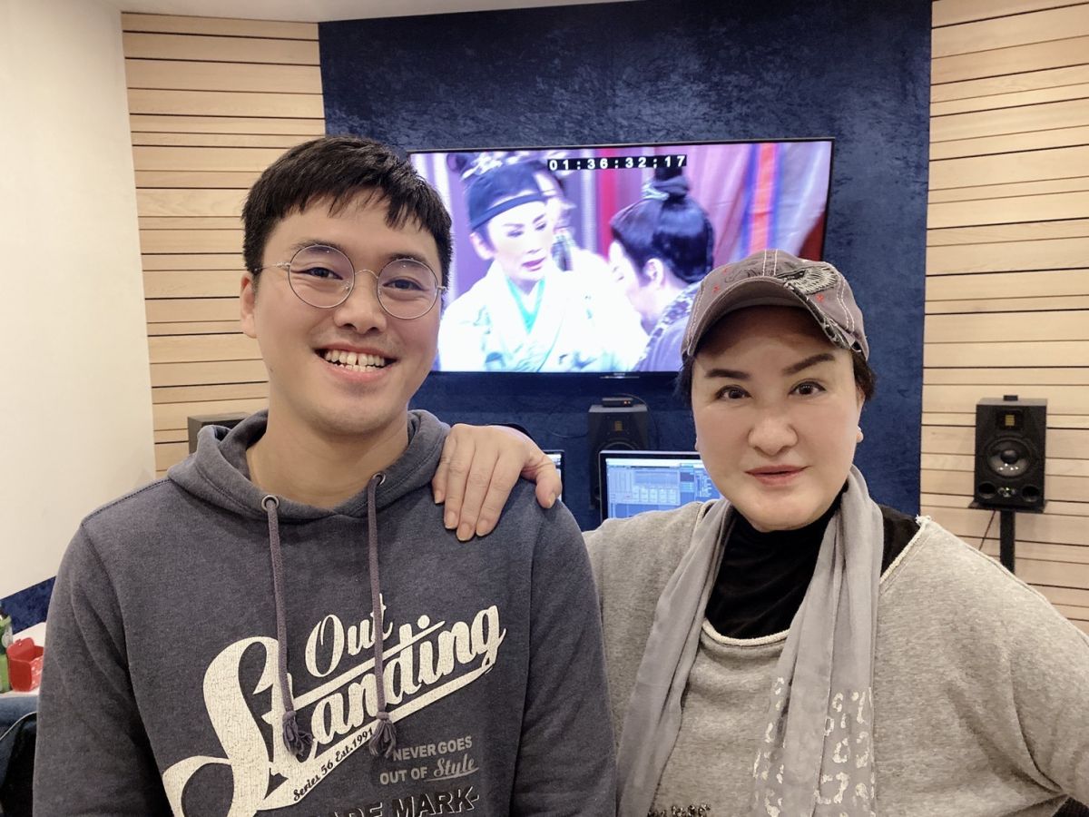 ▲王逸勳(左)以「登台之路 十九兩」獲一般節目類聲音設計獎，圖為與歌仔戲國寶楊麗花合影（圖／崑山科大提供）