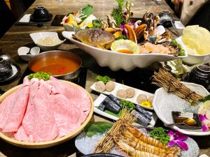 養心殿X美福大啖「日本A5和牛」 加599元爽吃生蠔鮑魚 ▲養心殿精緻鍋物歡慶十週年!全新推出改版菜單,聯手「美福肉品」打造奢華饗宴,不用出國就能大啖「日本A5和牛」;即日起消費任一套餐加購「蠔牛鮑爆」海陸饗宴,一次加菜「日本A5和牛+日本廣島生蠔+頂級鮑魚」竟然只要599元。(圖/記者蕭涵云攝)