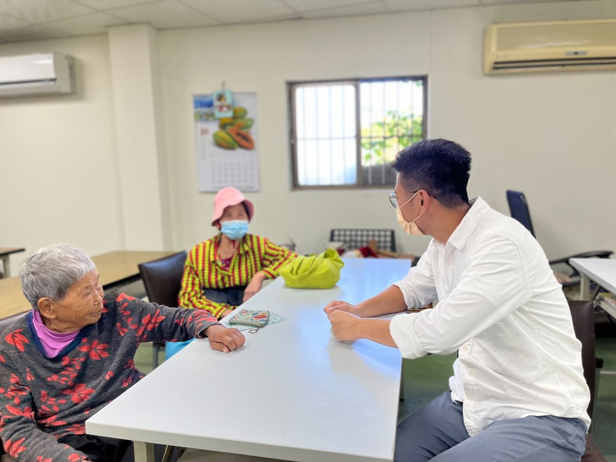 ▲照顧長輩，新竹縣長候選人周江杰推出補助老人裝假牙政見。（圖/周江杰團隊提供）