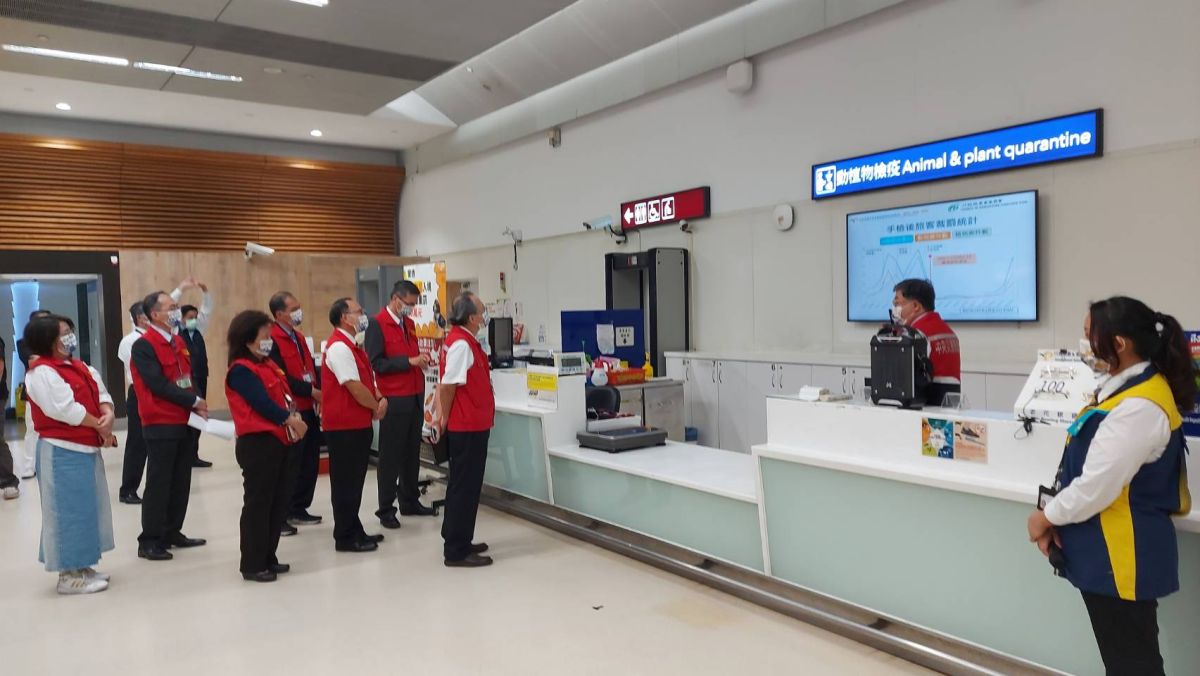 ▲非洲豬瘟中央災害應變中心副指揮官黃金城視察桃園機場作業，督導非洲豬瘟邊境檢疫強化作為。（圖／防檢局提供）