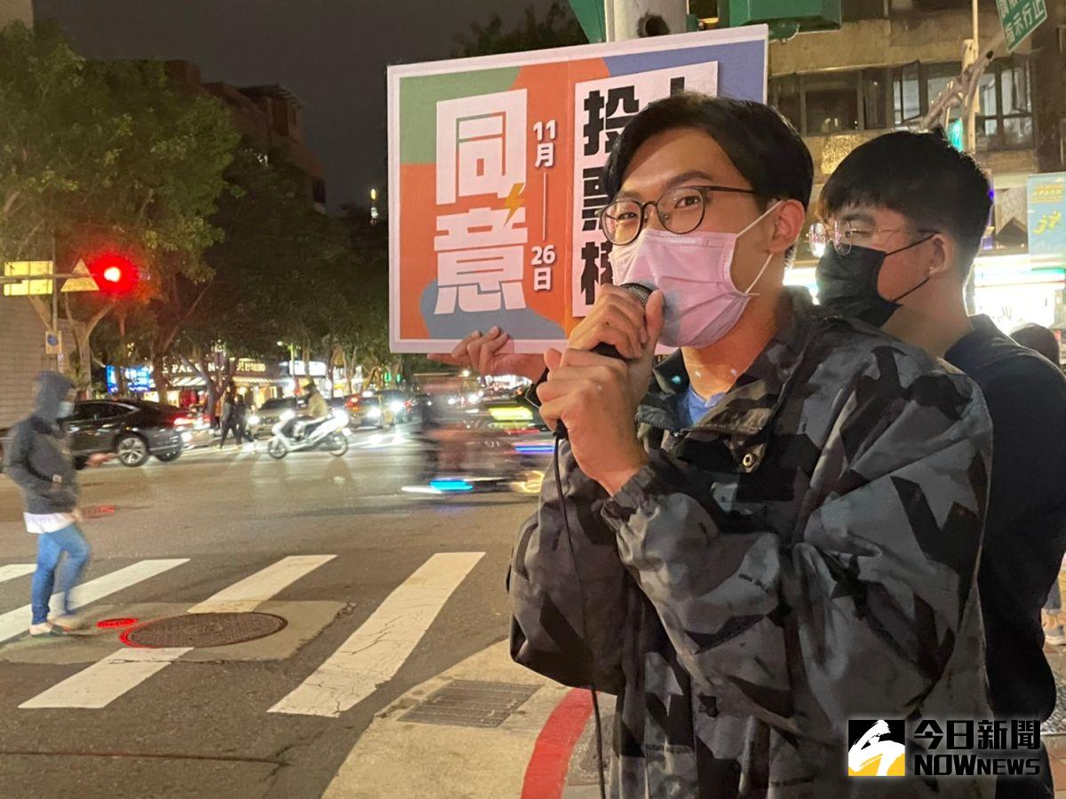 ▲臺灣青年民主協會於今（25）日晚間號召青年志工，於民生東路及光復北路交叉口進行「十八歲公民權」街頭宣講。（圖／記者黃仁杰攝,2022.10.25）