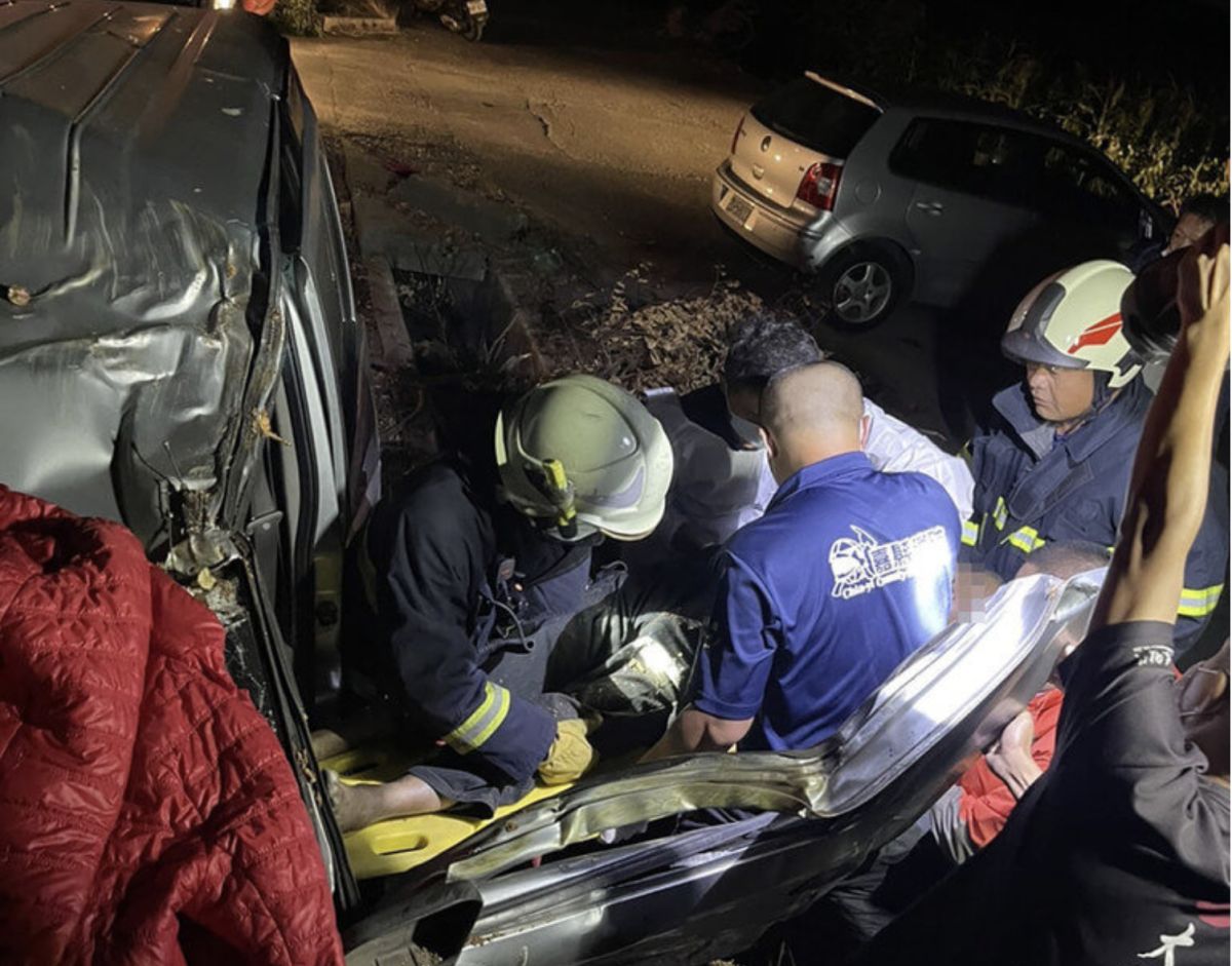 ▲嘉義縣六腳鄉今天晚間發生一起死亡車禍，嘉50線占富厝往溪厝方向產業道路一輛廂型車與自小客車對撞，廂型車男駕駛受困車內，救出後送醫不治，肇事原因調查中。（圖／中央社）