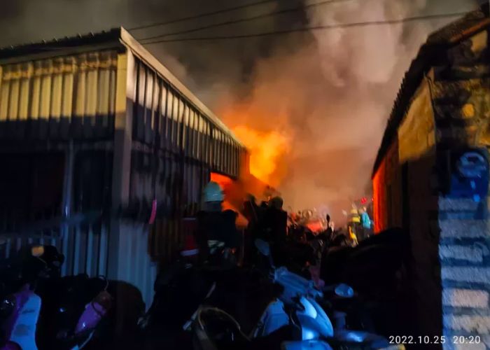 ▲金門工廠晚間起火，40輛機車燒剩骨架。（圖／翻攝畫面）