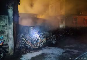 ▲金門工廠晚間起火，40輛機車燒剩骨架。（圖／翻攝畫面）