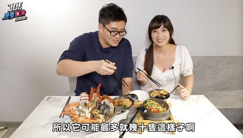 ▲Joeman日前上最新一集「JOE是要對決」，邀請高學歷正妹「蘋蘋澎澎」來一起吃鍋燒意麵。（圖/Joeman YT）