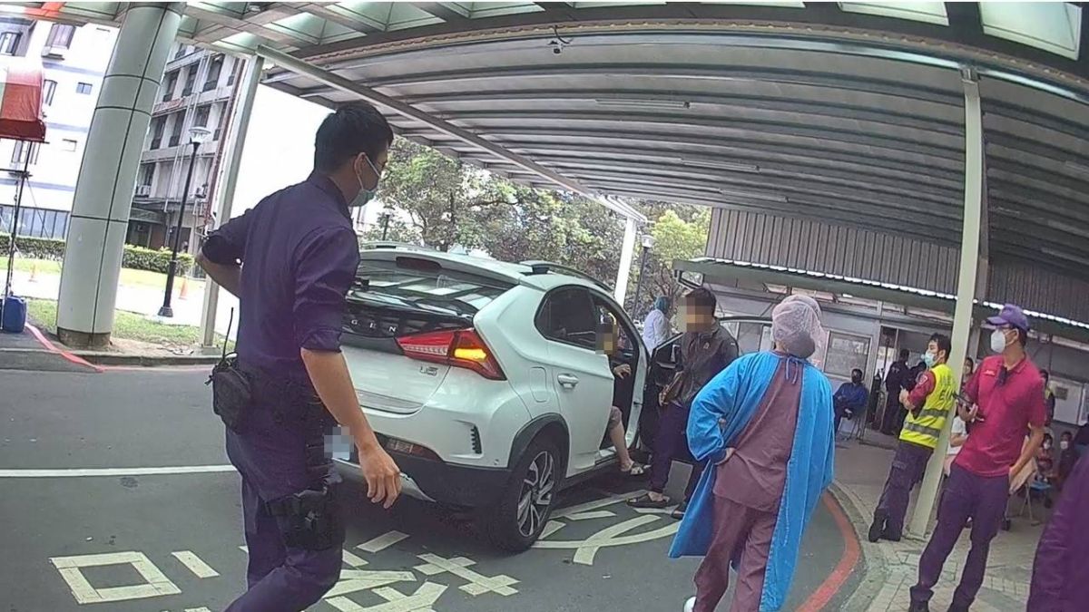 ▲確診居隔孕婦即將臨盆，先生向桃園警方求助，員警也火速將孕婦以點對點方式送往醫院。（圖／桃園分局提供）