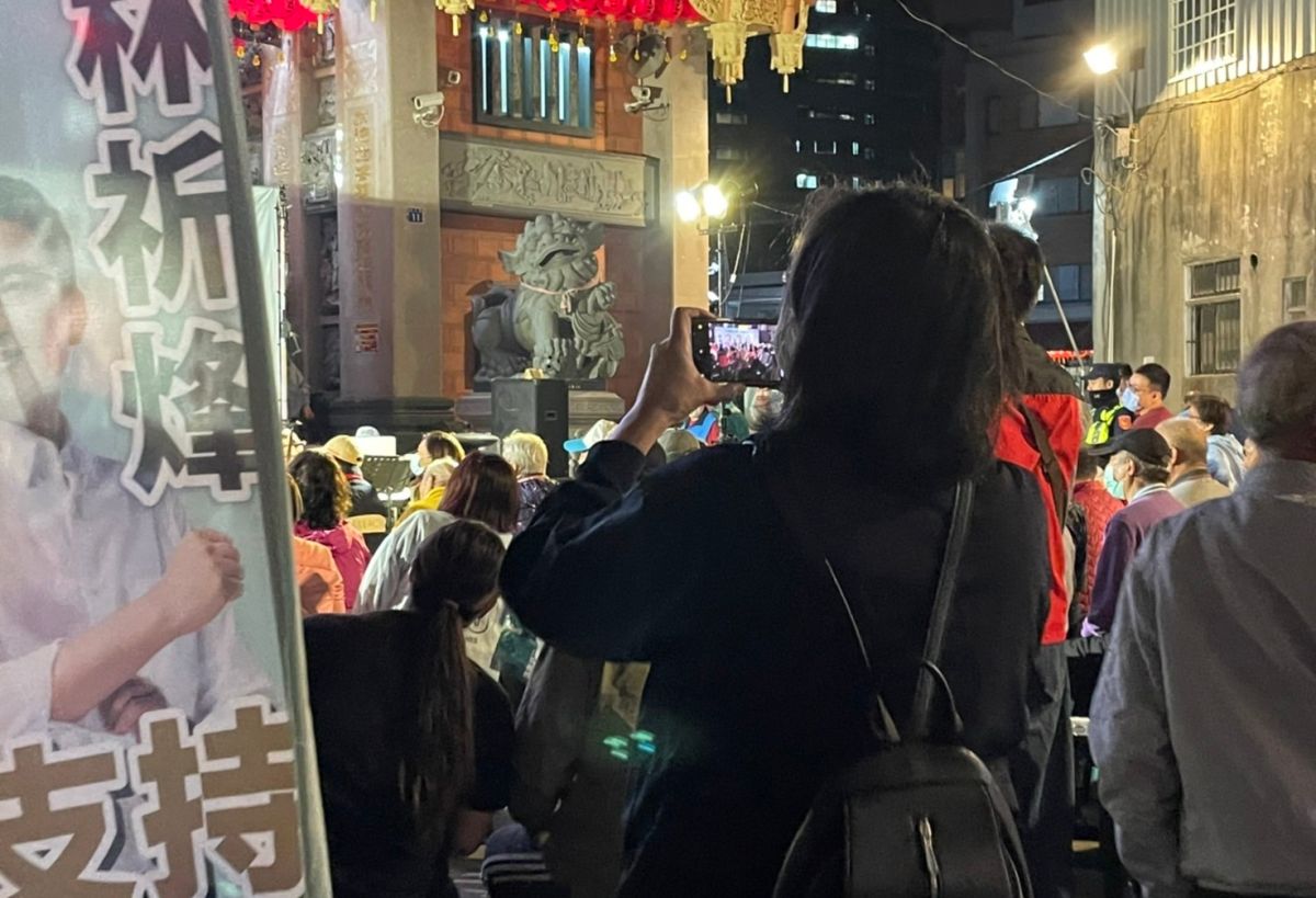 ▲陳姓主任站在蔡其昌與林祈烽的市政座談會場後方，不斷拍攝、回傳影像。（圖／林祈烽提供，2022.10.26）