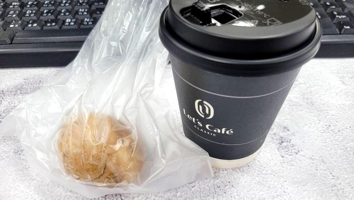 ▲全家推出指定飲品加1元送茶葉蛋活動，若是再搭配環保杯折5元優惠，「美式＋茶葉蛋」只要21元。（圖／取自臉書）