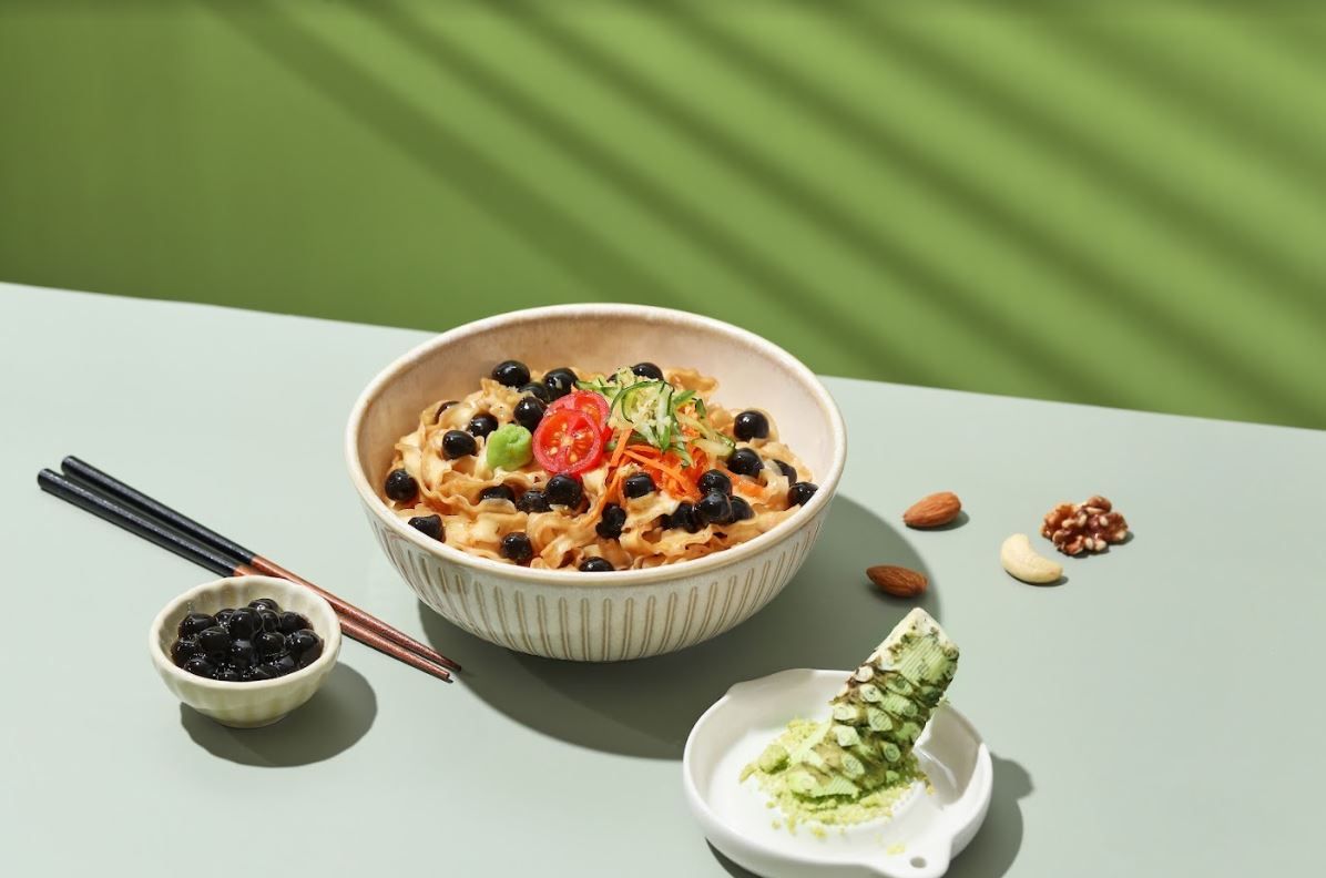 ▲「老媽拌麵」攜手人氣手搖飲「春陽茶室」，推出芥末堅果珍珠拌麵。（圖／品牌提供）