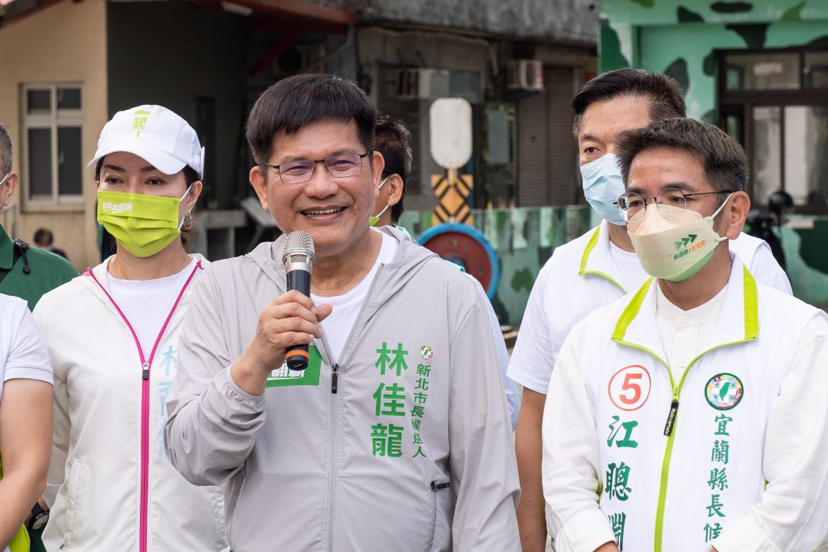 ▲林佳龍與江聰淵合體騎自行車造勢，提到政見發表會預告會數侯友宜說幾次「好好做事」。（圖 ／林佳龍競選辦公室提供）