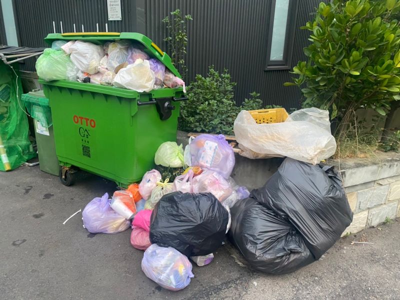 ▲大量垃圾堆在子車週邊無人清理,嚴重影響環境衛生。(圖/林俊凱提供,2022.10.26)