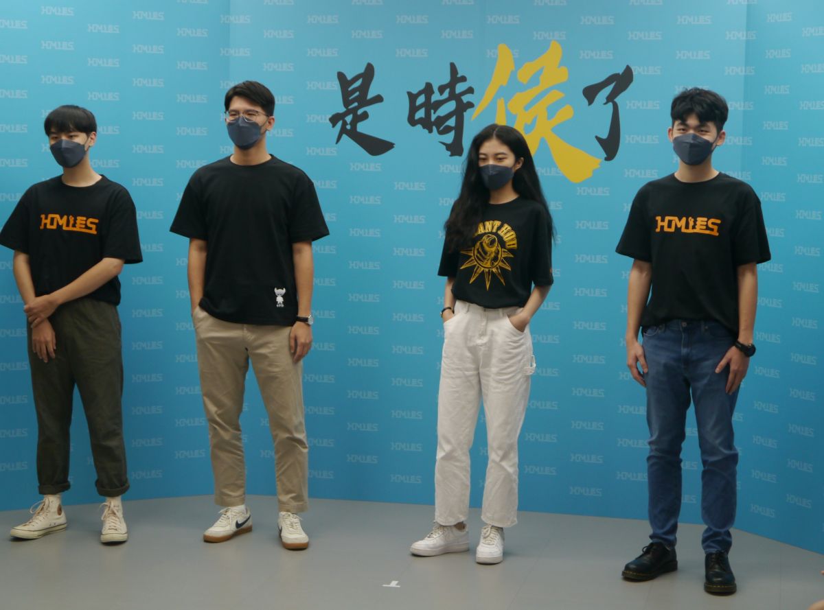 ▲侯友宜選辦開記者會公布選舉團隊制服及周邊小物，由政治實習生走秀展示。（圖 ／記者吳嘉億攝，2022.10.26）