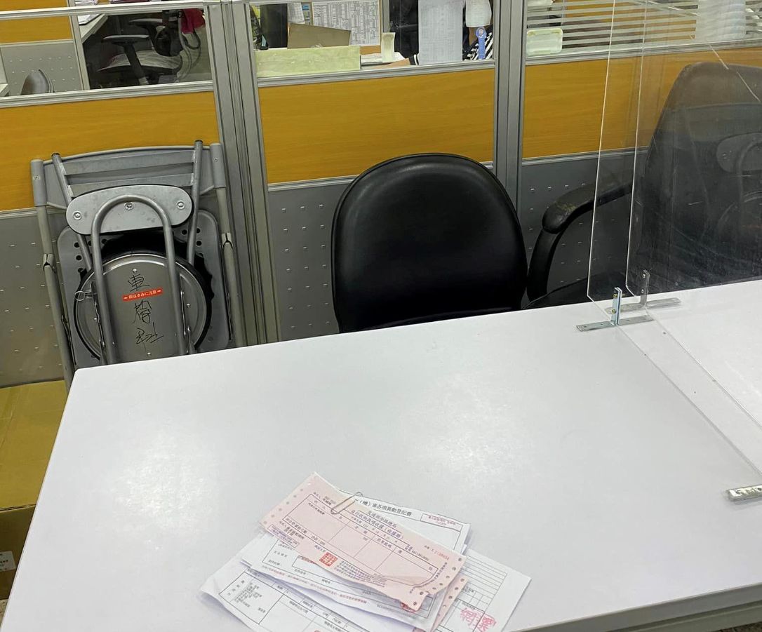 ▲昨（25）日有業務到樹林監理站，結果卻發現拿到的車牌有誤，而櫃台人員查詢後表示發錯了，卻回應民眾「你們約中間點碰面互換比較快」。（圖／翻攝《爆怨公社》）