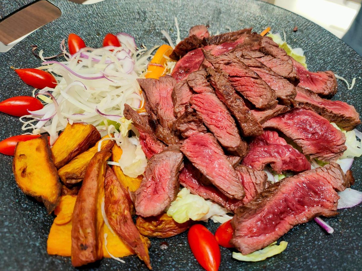 ▲桃園汽車旅館首度開放外客享用Buffet吃到飽，炙燒牛排、各式料理爽吃，非旅客平日150元、假日200元，立刻吸引民眾朝聖。（圖／阿九提供）