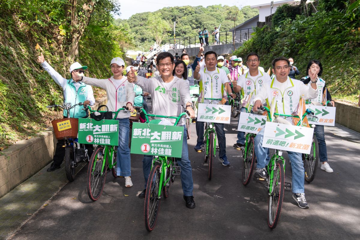 ▲林佳龍與江聰淵在兩縣市議員候選人及與會人員陪同下，一起騎自行車宣示共同發展區域治理決心。（圖 ／林佳龍選舉辦公室提供）
