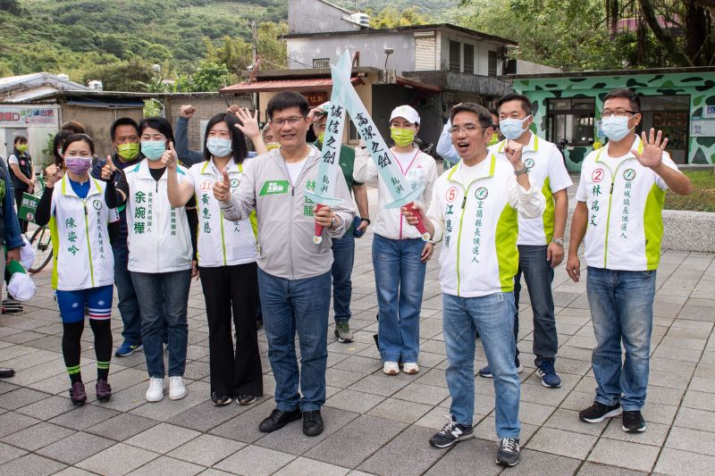 ▲林佳龍與江聰淵合體騎自行車造勢,兩人出發前高舉寫有「高潔」、「誠信」的刀劍道具,宣示共同發展區域治理決心。(圖 /林佳龍選舉辦公室提供)