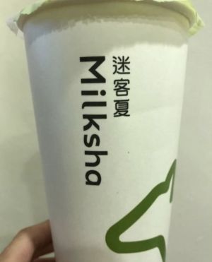 ▲網友發現迷客夏的包裝更換外，連名字也從「Milkshop」變成「Milksha」。（圖/Dcard）