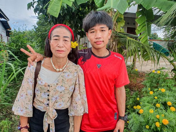 ▲泰國有名19歲男子戀上56歲阿嬤。（圖／翻攝自推特）
