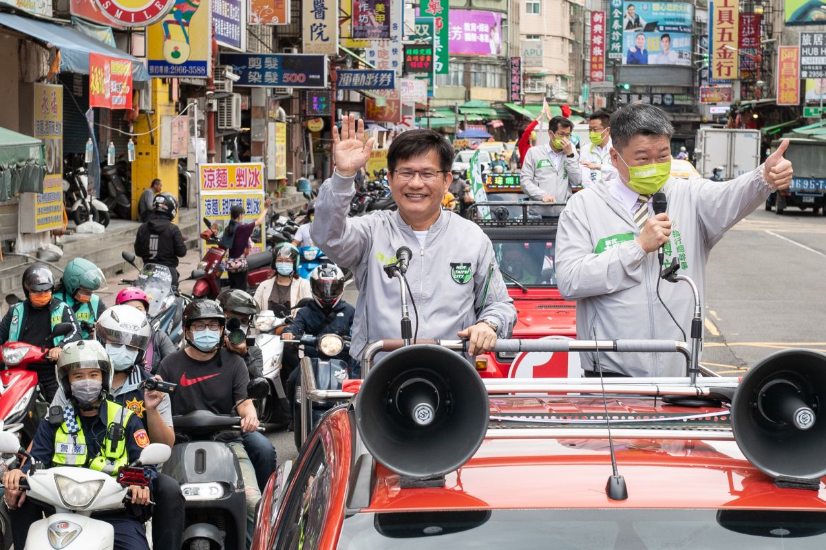 ▲林佳龍肩負牽制侯友宜的重任，倒數階段全面啟動陸戰，目標將勝負壓縮在10萬票內。（圖／翻攝自林佳龍臉書）