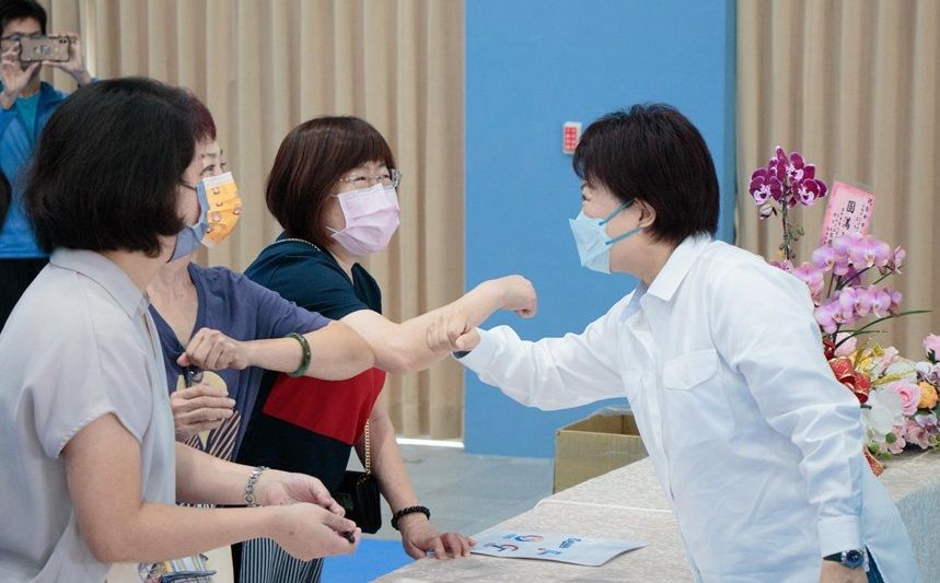 ▲盧秀燕上午到雙十國中參與啟用典禮，與工作人員擊肘。（圖／台中市政府提供，2022.10.26）