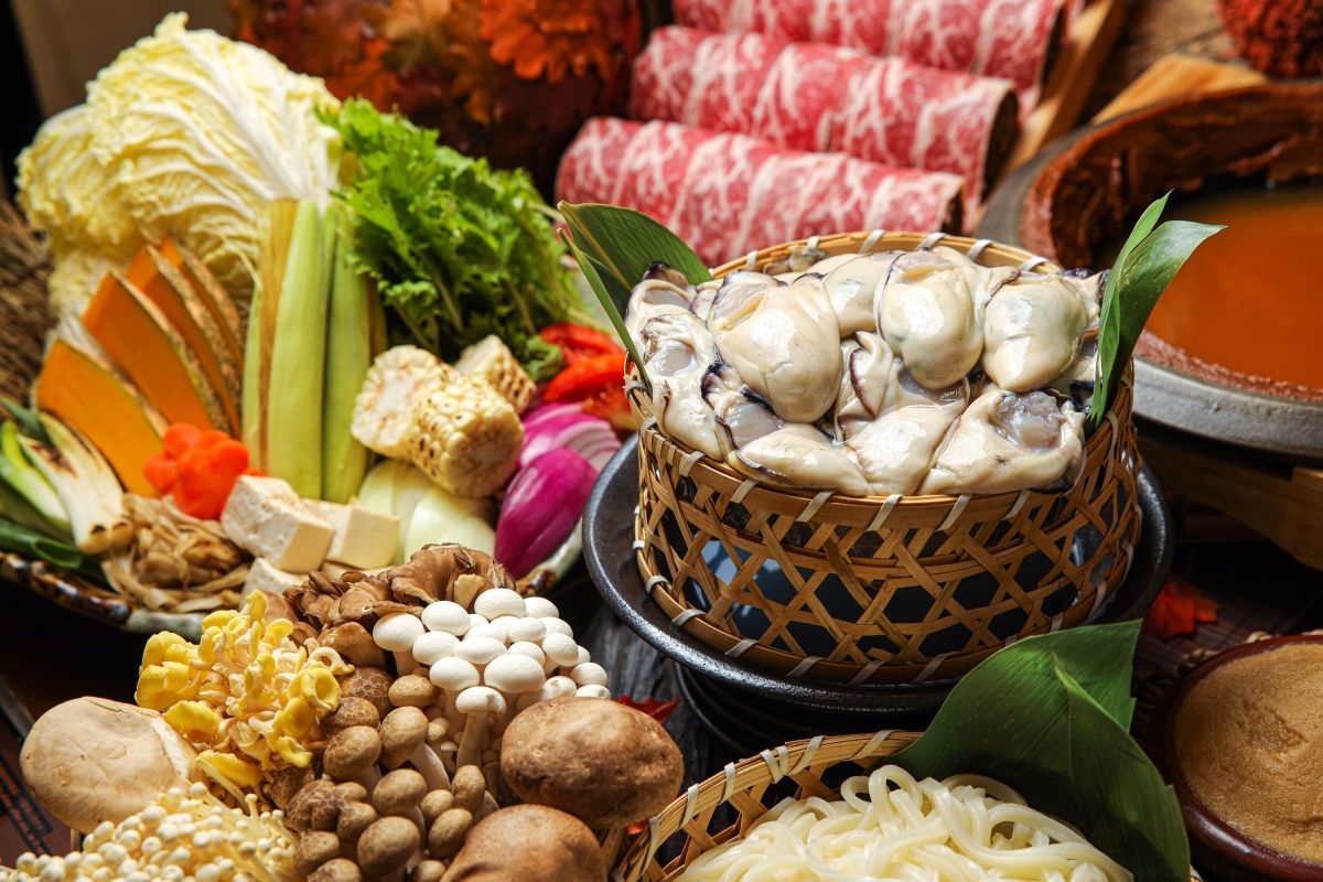 ▲晶華酒店館內超人氣三燔本家宣布，即日起至11/30推出季節限定料理「廣島牡蠣土手鍋」，選用來自日本廣島瀨戶內海超肥嫩牡蠣，大手筆16顆全下鍋。（圖／晶華酒店提供）