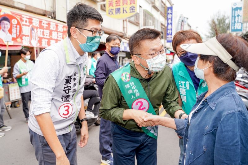 ▲蔡其昌昨拜票時,被媒體問到顏清標開口挺台中市長盧秀燕的看法。(圖/蔡其昌競總提供,2022.10.26)
