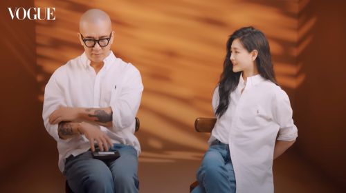 ▲具俊曄（左）認真數大S身上刺青數量。（圖／翻攝自VOGUE Taiwan YouTube）