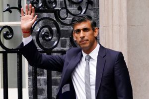 英國首相蘇納克 ▲英國新任首相蘇納克為求穩定過渡,留任多位前首相特拉斯團隊的高階閣員。(圖/美聯社/達志影像)