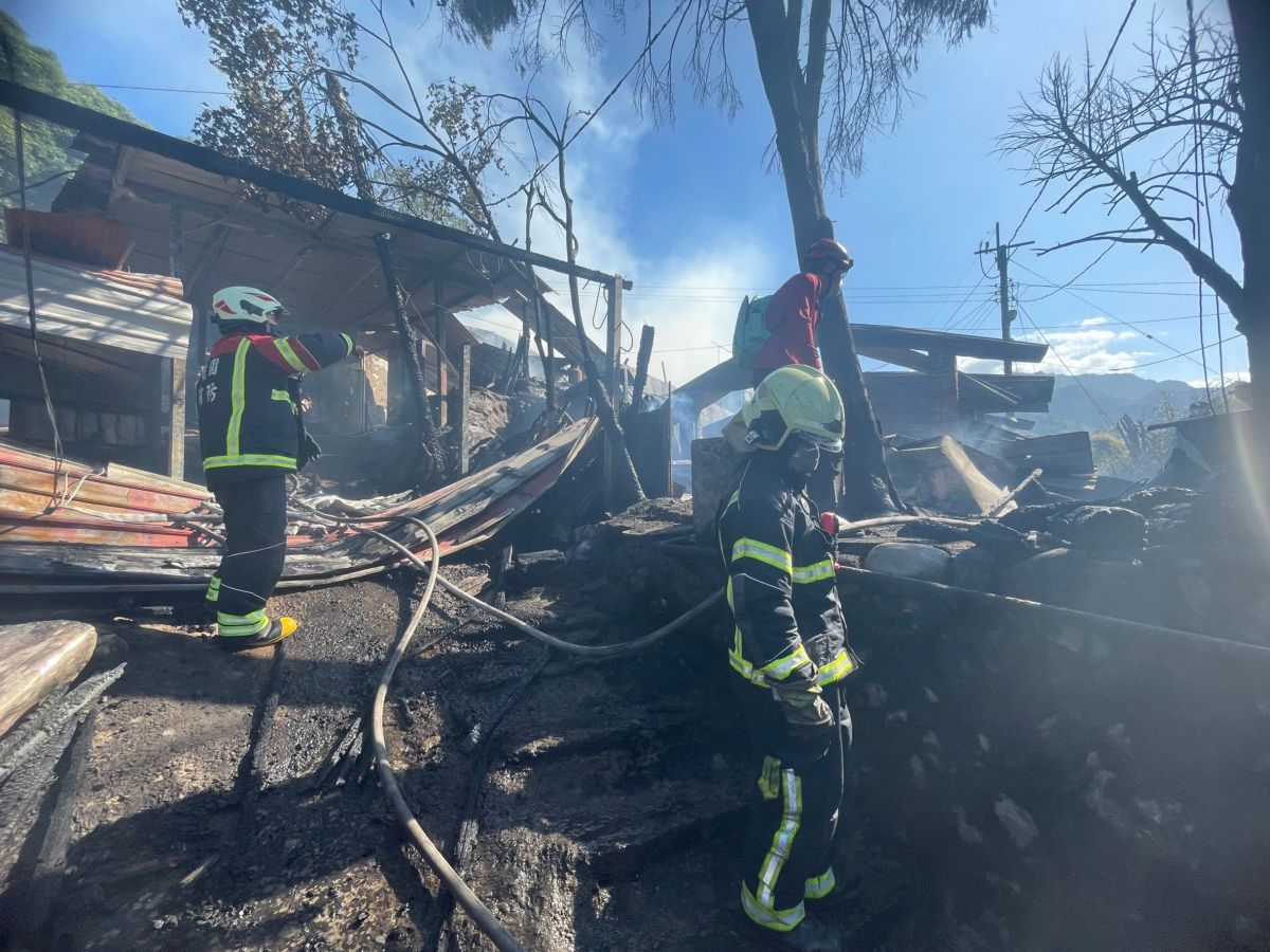 ▲位於石門水庫阿姆坪碼頭對岸的薑母島今天中午傳出住宅火警。（圖／記者李春台翻攝）