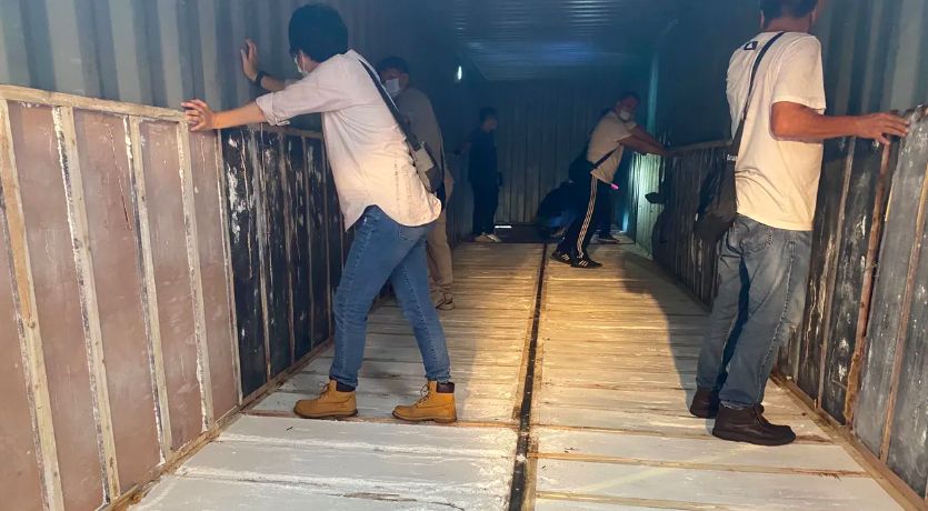 ▲檢警進一步追查，發現毒品來源為境外走私，該毒品集團分工縝密，以進口A4紙張的名義，卻將海量毒品藏在木棧板中，隨後運往斗南藏匿於工廠中。（圖／翻攝畫面）