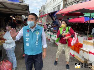 民進黨苗栗縣長候選人徐定禎 ▲徐定禎代表民進黨參選苗栗縣長,姊姊也一起掃街拜票。(圖/記者黃宣尹攝)