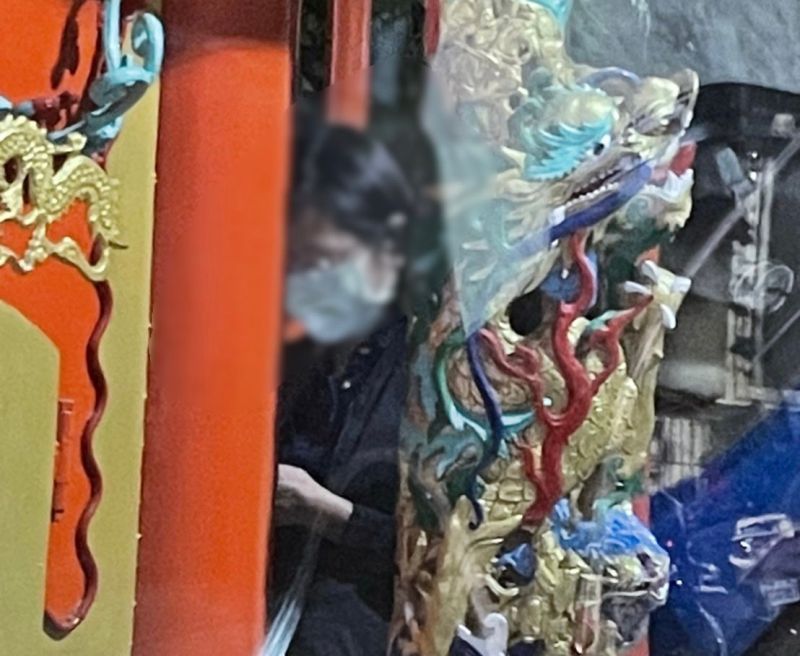 ▲在造勢場不斷拍攝的女子於金爐旁傳送資料,被認出是西屯區公所陳姓主任。(圖/林祈烽提供,2022.10.26)