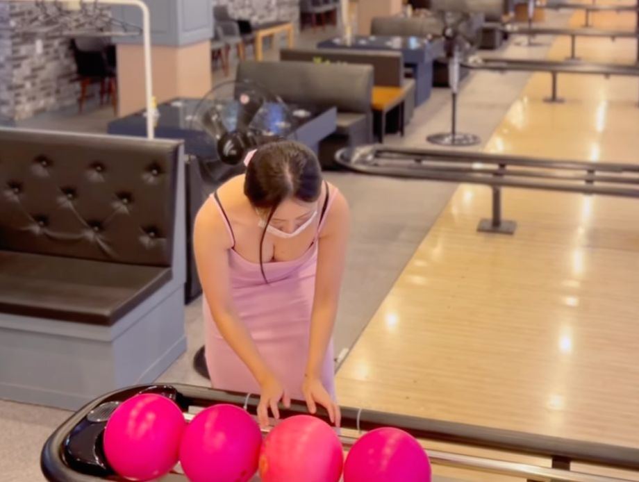 ▲南韓健身YouTuber、瑜伽老師WONY（워니）穿「細肩爆乳貼身裙」打保齡球，洗溝後懊惱狂跳，也讓粉絲暴動直呼「超級辣」。（圖／翻攝自워니gawonaa YouTube）