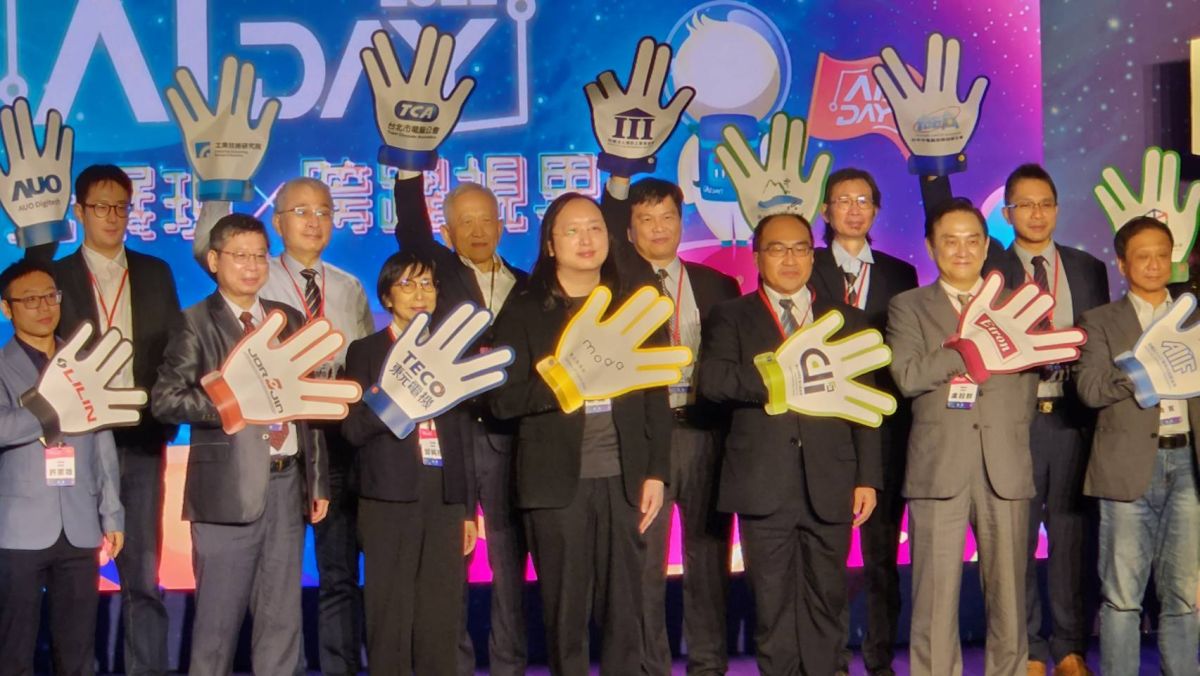 ▲政院推動1個月內促成新聞業跟大型數位平台業者對話，數位部長唐鳳（前中）今（26）日表示，雙方有相當高的對話意願。（圖／記者李琦瑋攝，2022.10.26）