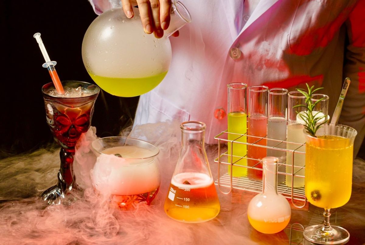 ▲晶華飯店內上庭酒廊變身《Spooky幽靈酒吧》，推出一系列萬聖節限定調酒。（圖／晶華提供）