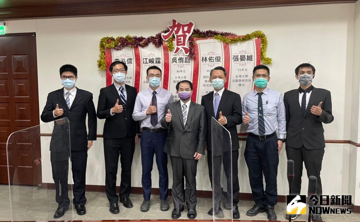 ▲由左至右衛福部屏東醫院李泓儒、成大附設醫院江峻霆、嘉義長庚吳侑庭、法務部主秘顏廼偉、法醫所長侯寬仁、三總林佑俊、法醫所張晏維（圖／記者潘千詩攝，2022.10.26）