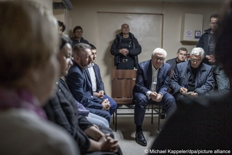 ▲德國總統史坦麥爾訪問烏克蘭期間遭遇空襲警報，與當地民眾進入防空洞躲避 。（圖／達志影像／美聯社）