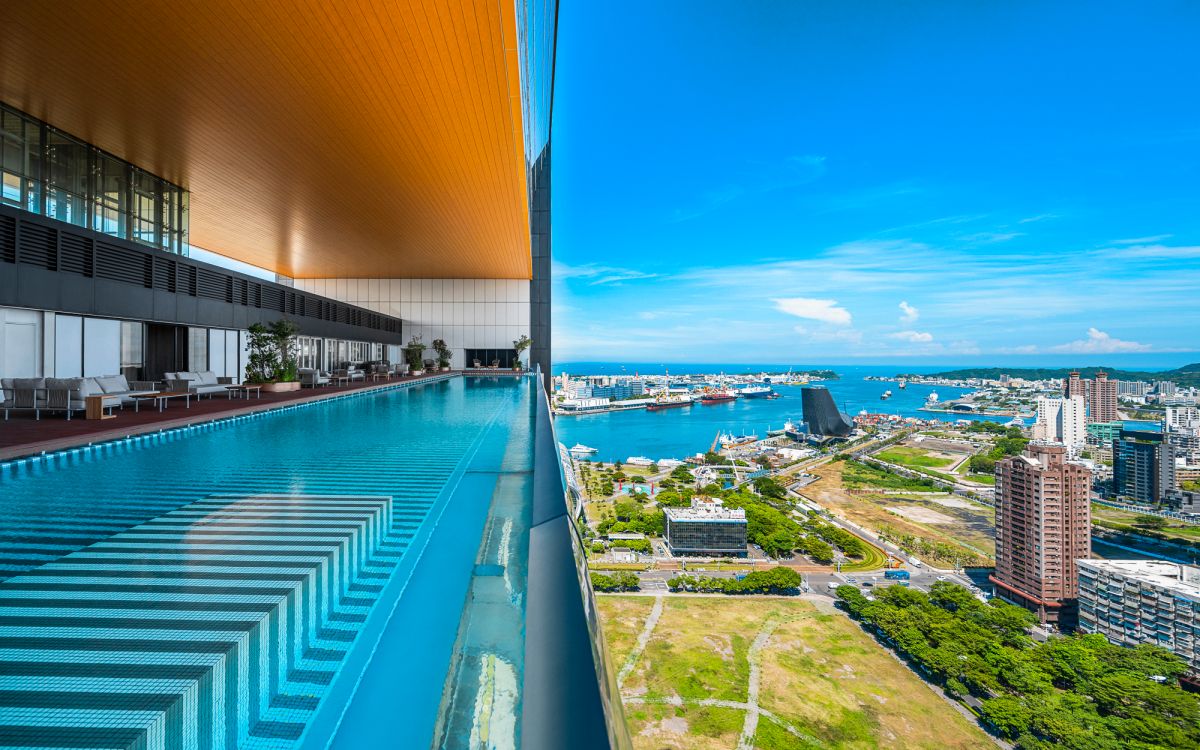 ▲高雄「承億酒店TAI Urban Resort」有高空懸挑透明無邊際泳池。（圖／品牌提供）