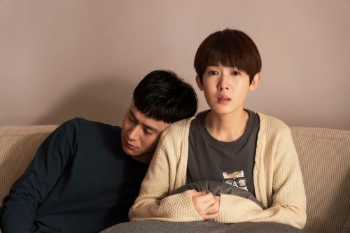 ▲劉冠廷(左)在《聖筊》被辣妹色誘惹孫可芳不悅。(圖/公視) ▲劉冠廷(左)在《聖筊》被辣妹色誘惹孫可芳不悅。(圖/公視)