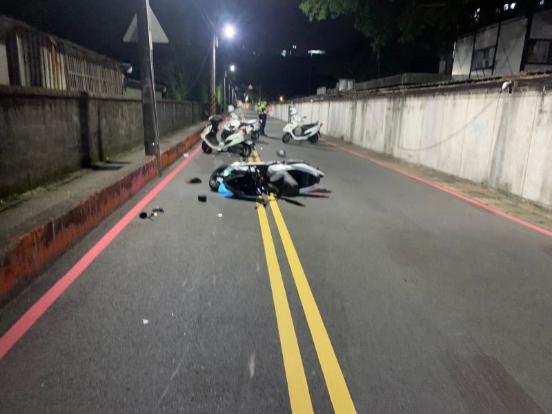 ▲新北市輔仁大學旁昨（25日）晚間發生死亡車禍，18歲黃姓騎士疑似視線遭違停車遮蔽，撞擊徒步過馬路的許姓輔大男大生，釀1死1傷。（圖／翻攝畫面）
