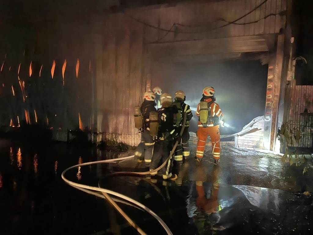 ▲桃園市桃園區經國路某汽車旅館，今（27）日凌晨1點多傳出火警，鐵皮屋備用停車場陷入火海。（圖／翻攝畫面）